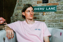 Load image into Gallery viewer, Liebe Grüße - T-Shirt - Pink
