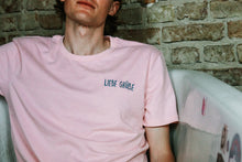 Load image into Gallery viewer, Liebe Grüße - T-Shirt - Pink
